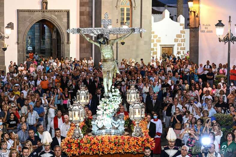 Momento de la procesión de esta noche/Antonio Alí.